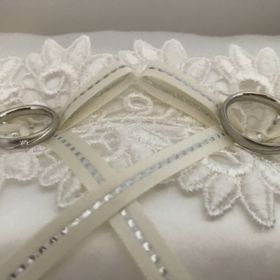 【PILOT BRIDAL(パイロットブライダル)の口コミ】 シンプルだけど他にはあまり無いデザイン、マットな質感が決めてでした。
…