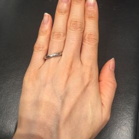 【ラザール ダイヤモンド(LAZARE DIAMOND)の口コミ】 ダイヤモンドが正面と上下の側面に3個並んでいて、合計9個のダイヤモンド…