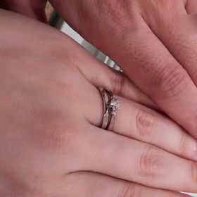 【Mariage ent(マリアージュエント)の口コミ】 エンゲージリングはダイヤモンドが大きく華やかさのあるデザインを、マリ…