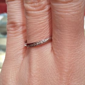 【AFFLUX(アフラックス)の口コミ】 メレダイヤが斜めにたくさんついていて、180度どこから見てもダイヤが見え…