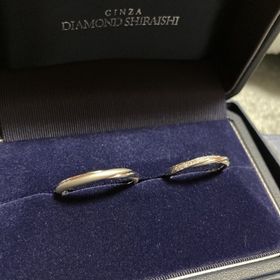 【銀座ダイヤモンドシライシの口コミ】 どこからみても綺麗に輝くダイヤモンドが素敵。
ストレート形状なのに斜め…