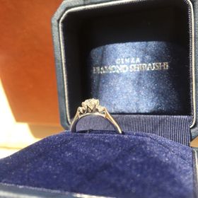 【銀座ダイヤモンドシライシの口コミ】 中央に一粒ダイヤモンドがある隣にメレダイヤが寄り添っており、キラキラ…