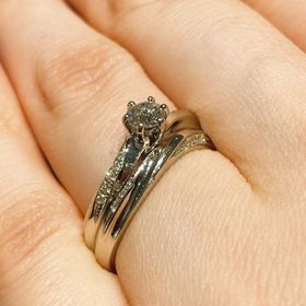 【銀座ダイヤモンドシライシの口コミ】 デザインがとても綺麗で、指に合ったリングをセレクトしてくださいました…