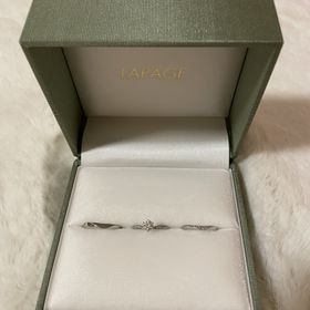 【LAPAGE(ラパージュ)の口コミ】 真ん中の婚約指輪と同じlapageさんで結婚指輪を買うと決めていました。婚…