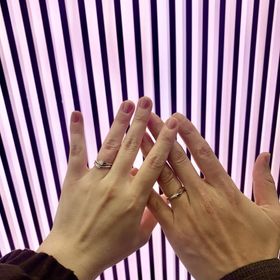 【俄(にわか)の口コミ】 指輪のデザイン。結婚指輪と婚約指輪で統一されたデザインとセットで着け…