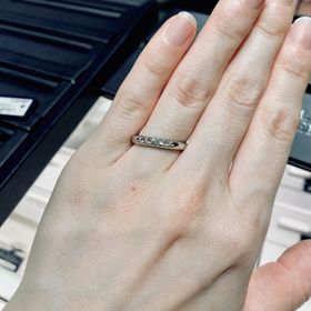 【ROYAL ASSCHER(ロイヤル・アッシャー)の口コミ】 少し大きめのダイヤモンドが複数セッティングされた指輪を探していたとこ…