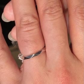 【グラフ(GRAFF)の口コミ】 プラチナながらも、カットが入っていることにより反射してきらきらします…