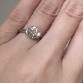 【ショーメ(CHAUMET)の口コミ】 リアンというこちらの指輪は絆を意味しており、中央の石を台座が囲んでい…