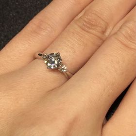 【TASAKI(タサキ)の口コミ】 サイドにも石がついているデザインを妻が希望していたので、こちらの指輪…