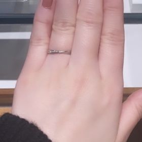 【銀座ダイヤモンドシライシの口コミ】 上品で柔らかい雰囲気で、
すっきり見えるデザインが気に入りました。
普…
