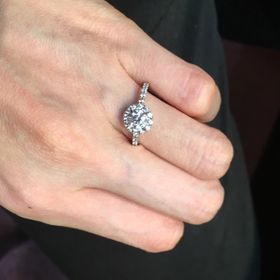 【GALA JEWELRY(ガラジュエリー)の口コミ】 ダイヤモンドのたくさん付いたキラキラとした輝きのエンゲージリングを希…