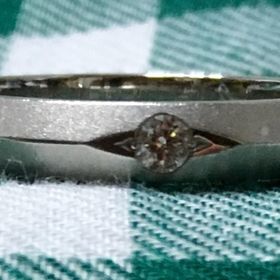 【ラザール ダイヤモンド(LAZARE DIAMOND)の口コミ】 シンプルなデザインで、ダイヤが付いているにも関わらず引っかかりがない…