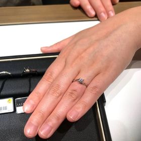 【ラザール ダイヤモンド(LAZARE DIAMOND)の口コミ】 ウェーブの一石で、普段使いしやすいデザインを探していました。このデザ…