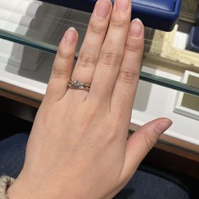 【銀座ダイヤモンドシライシの口コミ】 シャイニングフローのセットリングは他のウェーブの指輪に比べて重ね付け…