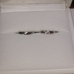 【LANVIN(ランバン)の口コミ】 ねじれたデザインが好きで、ペアで似たデザインのものを探していました。
…