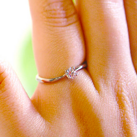 【TILLA EARTH(ティーラアース)】の口コミ 婚約指輪はダイヤ入りのがいいと思っていて、お店の方にいろいろ見せてもら...