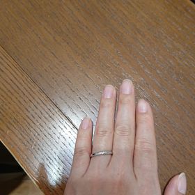 【TRECENTI(トレセンテ)の口コミ】 ラインはストレートです。
また、リング半周にわたってたくさんダイヤモン…