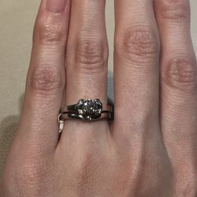 【カルティエ(Cartier)の口コミ】 写真ではバレリーナ の結婚指輪、婚約指輪を重ね付けしています。
試着し…