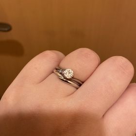 【宝寿堂(ほうじゅどう)の口コミ】 持っていた婚約指輪にしっくりくる形を探してこれにしました。
女性用はダ…