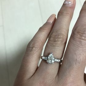 【ハリー・ウィンストン(Harry Winston)の口コミ】 もともと婚約指輪は、プラチナ台の一粒ダイヤと
決めていました。
納得い…