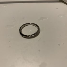 【銀座ダイヤモンドシライシの口コミ】 シンプルだけどデザインも少しある指輪が良かったので、波打ってるような…