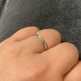 【towa et toi(トワエトワ)の口コミ】 指輪の決め手は
シンプルさです
どんな服装にも合いますし
着けてて嫌らし…