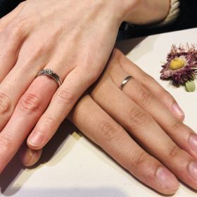 【BRIDGE(ブリッジ)の口コミ】 日常や仕事中も結婚指輪をして指輪を外すタイミングも多くないので彼女と…