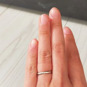 【銀座ダイヤモンドシライシの口コミ】 シンプルなデザインのもの。
日常的に付けていたいので、なるべく邪魔にな…
