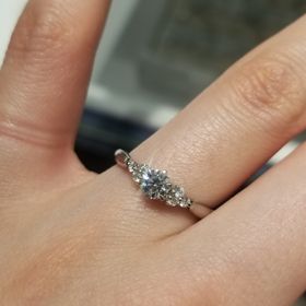 【銀座ダイヤモンドシライシの口コミ】 センターダイヤを支えるように、左右に3石づつメレダイヤがセッティングさ…