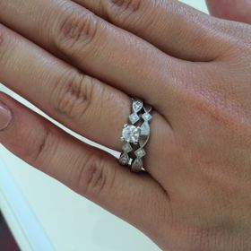 【AFFLUX(アフラックス)の口コミ】 細かいミル打ちが施されていて、アンティークなデザインです。
繊細でダイ…