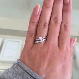 【Mariage ent(マリアージュエント)の口コミ】 Vラインのリングは指が長く見えると言われ思わず試着してみました！
結婚…