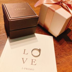 【アイプリモ(I-PRIMO)の口コミ】 結婚指輪と重ね付けした時に重くならないデザインを探していました。細身…