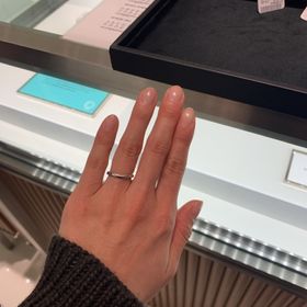 【ティファニー(Tiffany & Co.)の口コミ】 プラチナ素材。シンプルで、ウェーブの波打ちが指を細く見せてくれます。2…