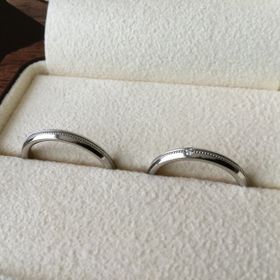 【TANZO.(鍛造指輪)の口コミ】 丸みを帯びた形にセンターミルというちょっと独特なデザイン。2人とも手が…