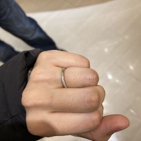【bijou SOPHIA(ビジュソフィア)の口コミ】 ダイヤが沢山ついており、華やかに見える。
ストレートの指輪だが、ダイヤ…