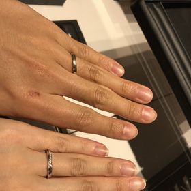 【エクセルコダイヤモンド(EXELCO DIAMOND)の口コミ】 ウェーブのタイプの結婚指輪で探していましたが、つけてみると、ストレー…