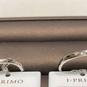 【アイプリモ(I-PRIMO)の口コミ】 ウェーブデザインでサイドにメレダイヤが入っています。
派手すぎず、大人…