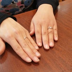 【A DEUX(アドゥー)の口コミ】 値段も予算内に収まり、デザインも二人とも気に入りました！
二人で手を繋…