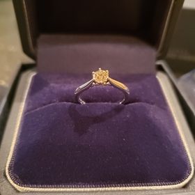 【銀座ダイヤモンドシライシの口コミ】 普段使いも可能な大人っぽい落ち着いたデザインです。彼女の指は細めなの…