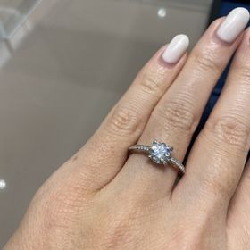 【4℃ BRIDAL(ヨンドシーブライダル)の口コミ】 1カラットのダイヤモンドにメレダイヤのバンドが美しいリングです。
バン…