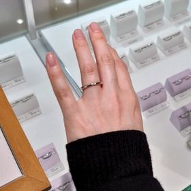 【STAR JEWELRY(スタージュエリー)の口コミ】 シンプルで飽きないデザインです。リング自体がホワイトシルバーのような…