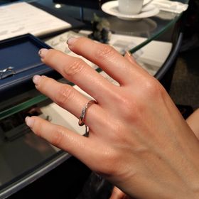 【銀座ダイヤモンドシライシの口コミ】 指が綺麗に見えるウェーブデザインと、綺麗めな服装とカジュアルな服装ど…