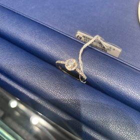 【銀座ダイヤモンドシライシの口コミ】 この指輪に決めた理由として、メレダイヤモンドがとても多く配置されてい…