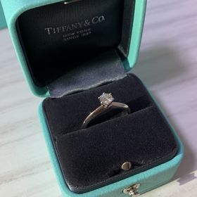 【ティファニー(Tiffany & Co.)の口コミ】 王道のティファニーセッティング。昔から婚約指輪のイメージとして描いて…