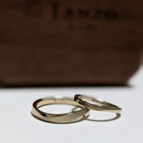 【TANZO.(鍛造指輪)の口コミ】 指輪のデザインはS字加工に面取りマット加工をメインにしました。裏にオリ…