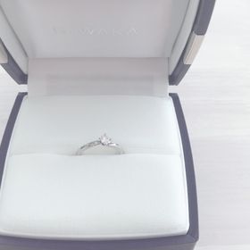 【俄(にわか)の口コミ】 俄の婚約指輪です。指輪を指に着けてみると、するっと入りとても着けやす…