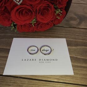 【ラザール ダイヤモンド(LAZARE DIAMOND)の口コミ】 少しダイヤがついているタイプを希望していました。指の形、2人に合う形を…