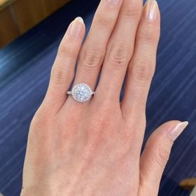 【GALA JEWELRY(ガラジュエリー)の口コミ】 こちらは夢の1ctダイヤに、パヴェダイヤを、二重で取り囲んだとても贅沢な…