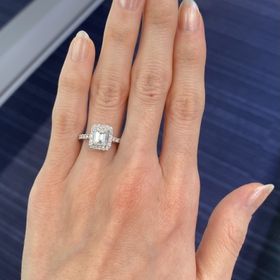 【GALA JEWELRY(ガラジュエリー)の口コミ】 こちらのダイヤは、よくあるブリリアントラウンドカットではなく、お洒落…