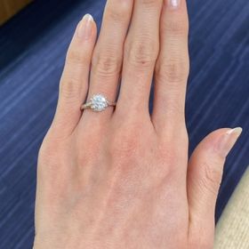 【GALA JEWELRY(ガラジュエリー)の口コミ】 シンプルな枠の1ctのリングです。実物はとても美しいダイヤのリングでした…